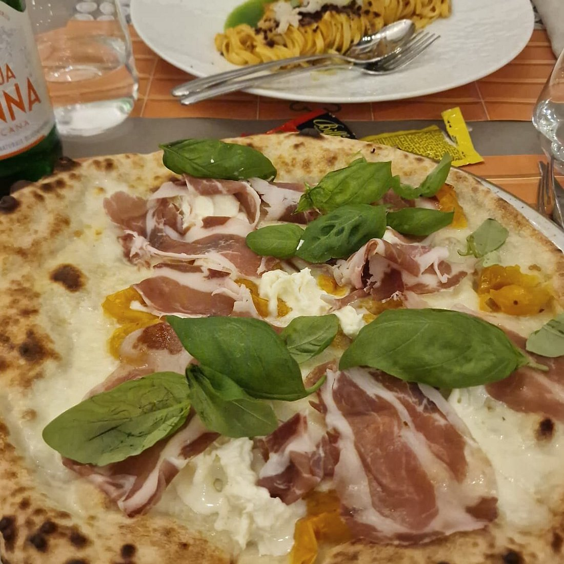 Pizza con crudo di Parma, burrata e datterino giallo