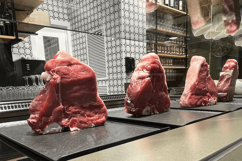 Tagli di carne per la fiorentina esposti al bancone
